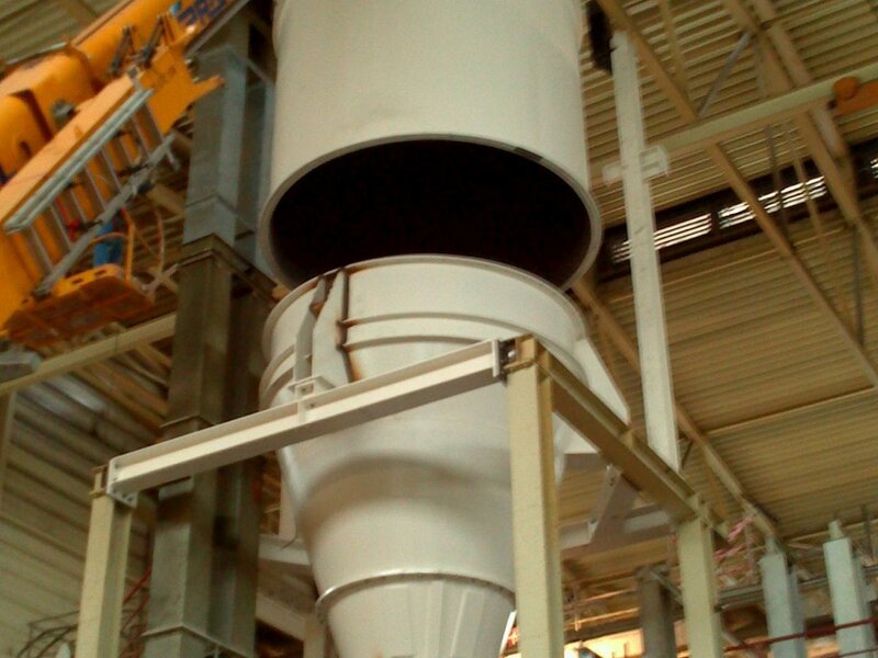 Crushed-glass storage silo with elevator