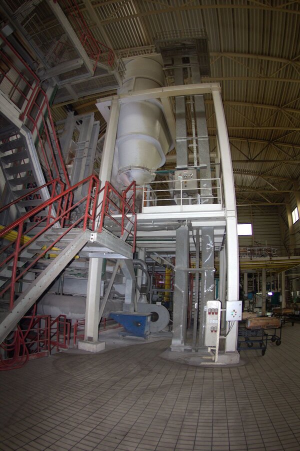 Crushed-glass storage silo with elevator