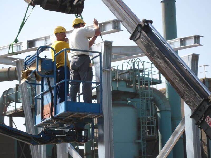 Dynamic support structure for vibrating equipment