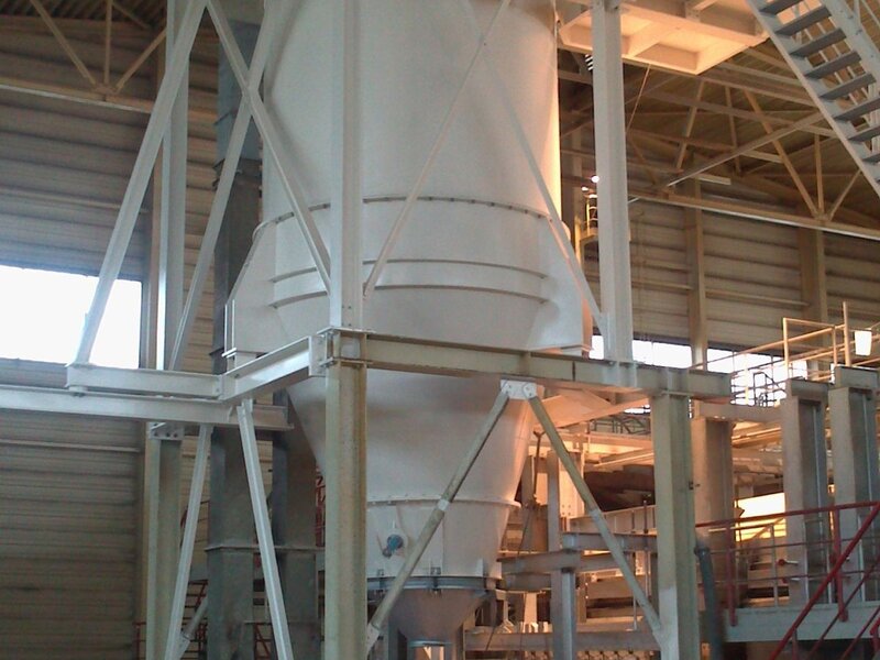 Crushed-glass storage silo with elevator
